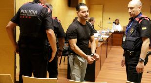 Un dels acusats de l'assassinat de l'home trobat al maleter del seu cotxe a Roses arriba al judici emmanillat i custodiat pels Mossos