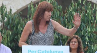 La candidata de Junts a Girona, Marta Madrenas, en l'acte final de campanya Banyoles
