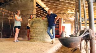 En Joan Corcoy i la Georgina Mestre amb la seva filla Alba en una de les quadres buides de Ca L'Esteve