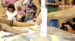 Votant dipositant el seu vot a l'urna
