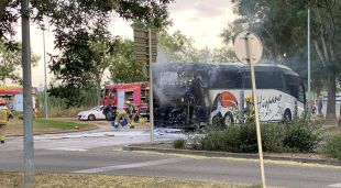 Els Bombers rematant l'incendi a l'autobús