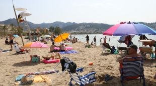 Banyistes a la platja de Santa Margarida de Roses