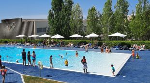 Uusuaris de la piscina de Figueres (arxiu)