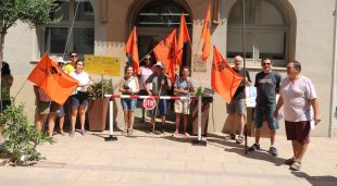 Els ecologistes protestant davant de l'Ajuntament de Sant Pere Pescador pel tancament del Fluvià