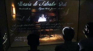Un holograma i diverses projeccions del pare de Salvador Dalí en l’inici de la visita de la casa natal