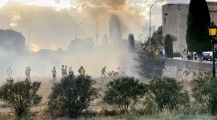 Els participants a la cercavila, intentant apagar les flames
