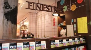 Exterior de la llibreria Finestres, al carrer Diputació de Barcelona