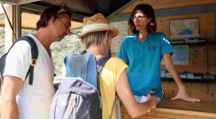 Una parella rebent informació al punt d'informació a l'inici de les restriccions del Parc Natural de Cap de Creus