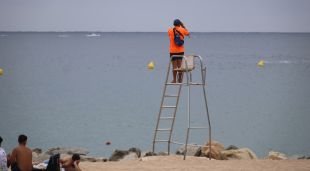 Un socorrista a la platja de S'Abanell de Blanes