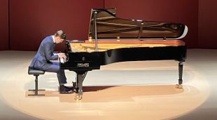 El pianista Víkingur Ólafsson interpretant 'Variacions de Goldberg' a l'auditori Espai Ter de Torroella de Montgrí