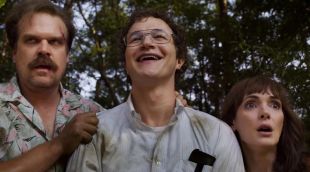 Alec Utgoff al centre acompanyat per David Harbour i Winona Ryder