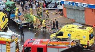 La carrossa accidentada amb efectius del SEM i Bombers