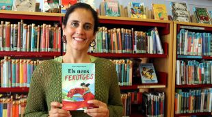 Pla mitjà de la periodista i autora del llibre, Marta Gibert, amb un exemplar