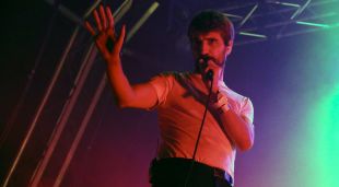 El cantant de Manel, Guillem Gisbert, durant el concert del grup al Cruïlla 2021