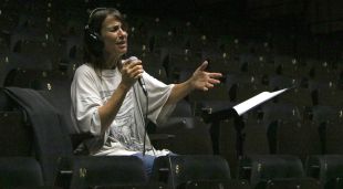 La cantant Lídia Pujol durant la gravació del treball