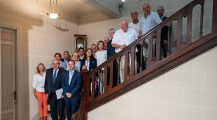 Pere Ayach, a baix de les escales al centre, amb el nou ple de la Cambra de Comerç