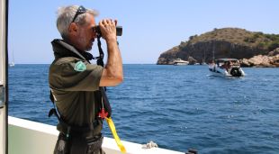 El coordinador del grup de suport marí dels Agents Rurals a Girona, Albert González, comprovant si les embarcacions estan ben ancorades