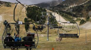 Turistes pujant al telecadira de Vallter aquest estiu