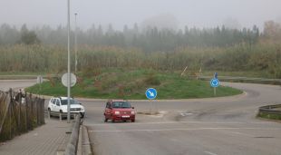 La darrera rotonda de la ronda sud a Figueres on hauria d'enllaçar la ronda nord, el 13 de novembre del 2020