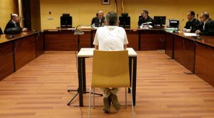 D'esquenes, el treballador de la Bisbal d'Empordà que es va quedar diners d'impostos i taxes. Foto de la vista de conformitat a l'Audiència de Girona