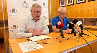 A l'esquerra, l'alcalde de Palafrugell, Juli Fernández, i el primer tinent d'alcalde, Isidre Tenas