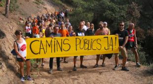 Els activistes demanat la reobertura del camí de ronda al seu pas per Can Juncadella