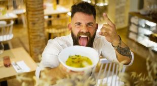 Marc Ribas amb un plat de La Brutal