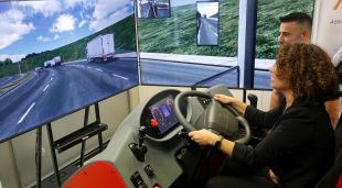 La delegada del Govern, Laia Cañigueral, al volant del simulador per conduir camions i autobusos
