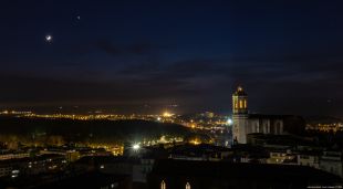 Girona il·luminada en una foto de nit