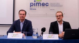 El president de Pimec Girona, Pere Cornellà, i l'economista de la patronal David Fortuny durant la presentació de l'anuari