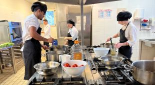 Estudiants a una de les aules de cuina a Ripoll