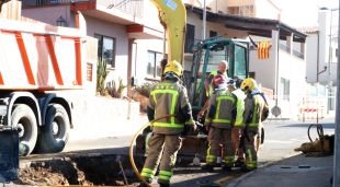 Els Bombers a la zona on hi ha l'avaria treballant amb els tècnics