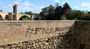 La pintada a les restes de l'antiga muralla que fortificava Besalú, a tocar la sinagoga