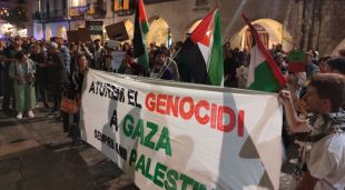 Una pancarta demana aturar el genocidi a Gaza durant la concentració propalestina a Girona
