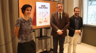 El president del Patronat de Turimse, Miquel Noguer, amb el vicepresident, Joan Planas, i la il·lustradora del cartell