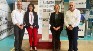 Els responsables del grup francès Riou Glass i els de Vidresif en la formalització de la compra