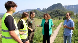 La secretària d'Acció Climàtica, Anna Barnadas, i l'alcalde de l'Esquirol, Àlex Montanyà, amb els ADF i els informadors (arxiu)