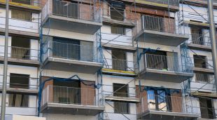 Pisos de lloguer social impulsats per l'Incasòl a mig construir