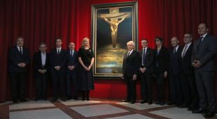 Foto de grup davant de 'El Crist', aquest matí a la inauguració de l'exposició