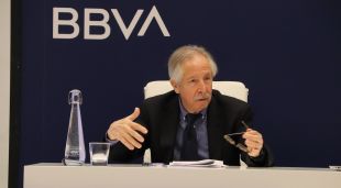 El catedràtic emèrit d'Economia Aplicada de la UAB, Josep Oliver, durant la presentació de l'Anuari Econòmic Comarcal del BBVA