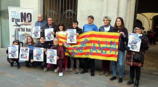 Els integrants de la plataforma Aigua és Vida i de la resta d'entitats que donen suport al contenciós, davant l'Ajuntament de Girona