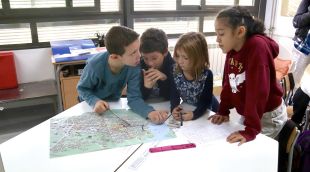 Quatre alumnes de l’escola de la Draga de Banyoles aprenen a llegir un mapa i treballar les distàncies dins del projecte ‘Itineraris viscuts’