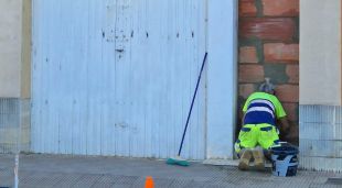 Un operari de la Brigada Municipal de Llagostera tapiant l'entrada