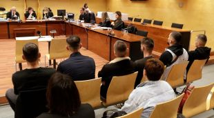 D'esquenes, els acusats d'integrar un grup criminal que robava a cases. Foto de la suspensió del judici a l'Audiència de Girona