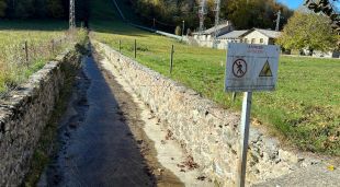 El canal que transporta aigua fins a la central de Llanars, sota mínims