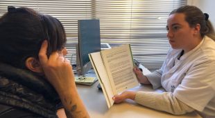 Una professional del CAS de Girona atén una pacient