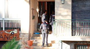Els Mossos a l'entrada del domicili on hi havia l'atrinxerat