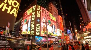 Un anunci dels concerts d'Ítaca la nit de Sant Joan en una de les pantalles de Times Square