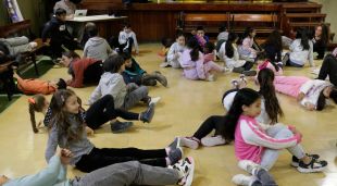 Alumnes de l'escola Santa Eugènia de Girona durant un espectacle d'A Tempo