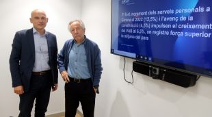El director de zona del BBVA a Girona, David Medavilla, i el catedràtic emèritc i autor de l'estudi, Josep Oliver